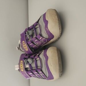 Girls size 13 Keen Knotch Hollow
